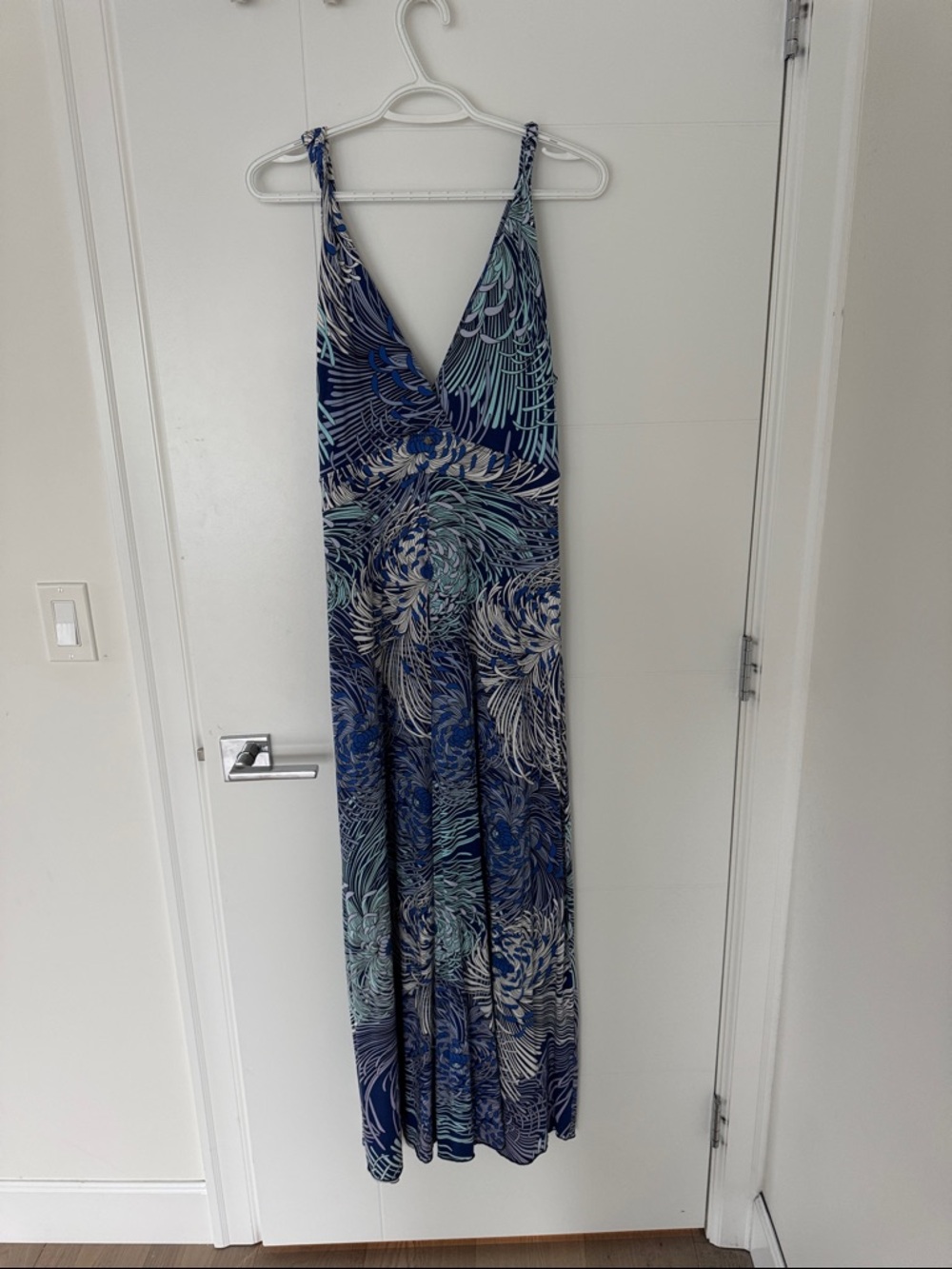 Floral Maxi dress in blues. Stretch fabric in flattering cut.
